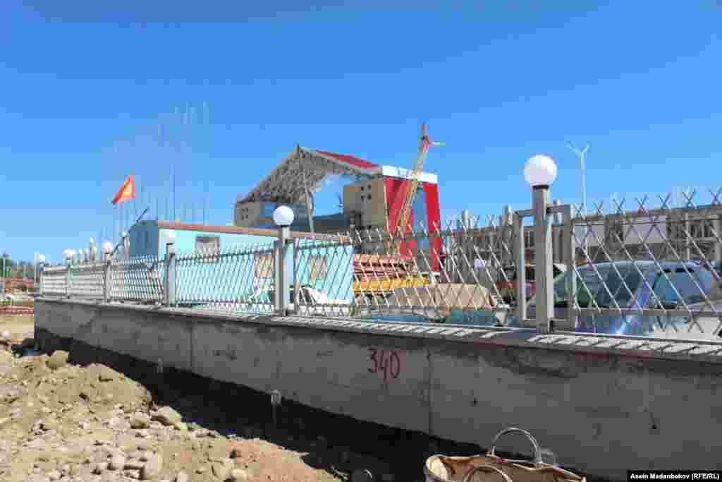 Курулушчулардын айтымында, ипподром августтун 25не бүтөт деп мерчемделген.