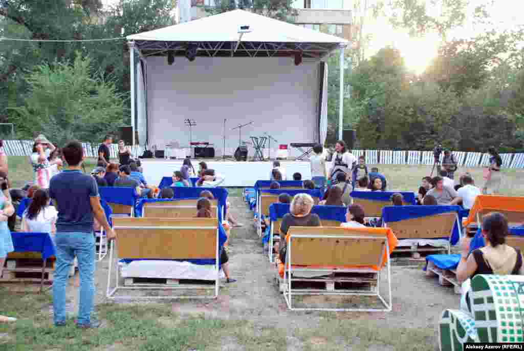 Местом проведения фестиваля стала площадка ArtPoint в центре Алматы. Более&nbsp;70 лет на этом месте стояли так называемые &laquo;косые дома&raquo; &ndash; дома&nbsp;политической и культурной элиты Казахстана 1930-х годов.&nbsp;После сноса домов на этом месте из-за финансового кризиса ничего не&nbsp;построили, но оборудовали площадку для культурных мероприятий со&nbsp;сценой и с местами для зрителей.