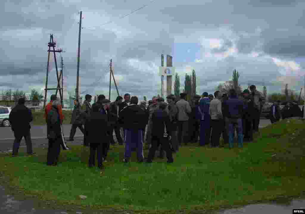 Жергиликтүү бийлик өкүлдөрү жана күч органдары кырдаалды жөндөө аракетин кылып жатышат. - Kyrgyzstan - The interethnic conflict in the village Petrovka. 26Apr2009