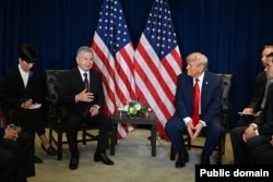 Шавкат Мирзиеёв жана Дональд Трамп. Сүрөт өзбек президентинин басма сөз кызматыныкы.