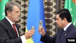 Türkmenistanyň prezidenti Gurbanguly Berdimuhamedow (sagda) we Ukrainanyň öňki prezidenti Wiktor Ýuşenko Aşgabatda, 15-nji sentýabr, 2009-njy ýyl.