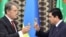 Türkmenistanyň prezidenti Gurbanguly Berdimuhamedow (sagda) we Ukrainanyň öňki prezidenti Wiktor Ýuşenko Aşgabatda, 15-nji sentýabr, 2009-njy ýyl.