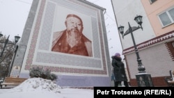 Казахстан. Мурал із зображенням казахського поета Абая на стіні багатоповерхівки. Петропавловськ, Північно-Казахстанська область, 19 грудня 2020 року