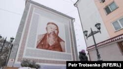 Казахстан. Мурал с изображением поэта Абая на стене многоэтажки. Петропавловск, Северо-Казахстанская область, 19 декабря 2020 года. Photo: Petr Trotsenko (RFE/RL)
