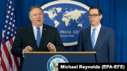 АКШнын мамлекеттик катчысы Майк Помпео жана каржы министри Стивен Мнухин Вашингтондогу маалымат жыйынында, 5-ноябрь 2018-жыл.