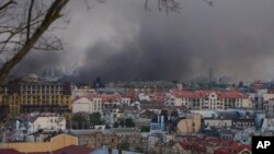 Дым над Кіевам пасьля расейскага ўдару 10 чэрвеня 2025 году