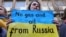 Женщина держит плакат во время демонстрации в поддержку Украины возле посольства Германии после вторжения России в Украину, в Брюсселе. Бельгия, 11 марта 2022 года