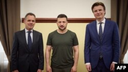 Президент України Володимир Зеленський, міністр оборони Нідерландів Рубен Брекельманс (справа) і міністр закордонних справ Нідерландів Каспар Велдкамп (ліворуч), липень 2024 року