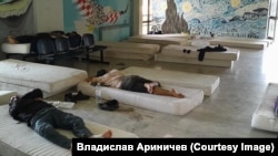 В миграционном хорватском лагере в Порине