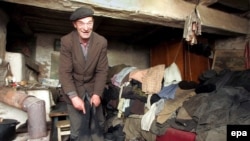 Одни люди умирают в комфорте, другие продолжают радоваться жизни в Чернобыле.