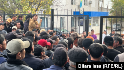 Сотни трудовых мигрантов уже несколько дней обивают пороги Сарыагашского суда в ожидании решения суда. Граждан Узбекистана и Таджикистана задержали на границе, когда те пытались выехать домой.   