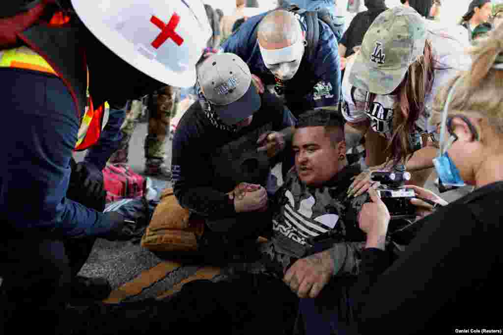 Чоловік, якого збив автомобіль поліції Лос-Анджелеса, що намагався проїхати крізь натовп, отримує допомогу під час акції протесту «Ні королям» проти політики президента США Дональда Трампа. Лос-Анджелес, Каліфорнія, США, 18 жовтня 2025 року