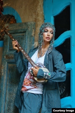 На модели брючной костюм бренда Human Wear/ «Человеческая О!дежда»