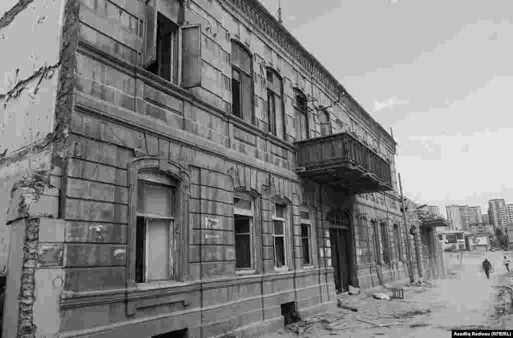 Sökülən evlərin arasında vaxtı ilə dövlət tərəfindən qorunan tarixi-memarlıq abidələri də var idi.  