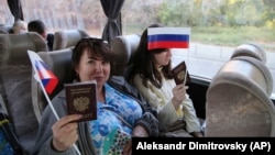 В сюжетах медиа группировок «ЛДНР» все ехавшие на голосование в Россию были счастливы, снабжены флажками и готовы говорить на камеру, что это для них честь