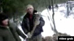 Ҳақини ололмаётган ўзбекистонликлар қишнинг совуғида музлаган ерни 6 километр масофагача қазиб берган.