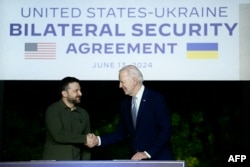 Президент США Джо Байден и президент Украины Владимир Зеленский при подписании двустороннего соглашения о безопасности. Италия, 13 июня 2024 г.