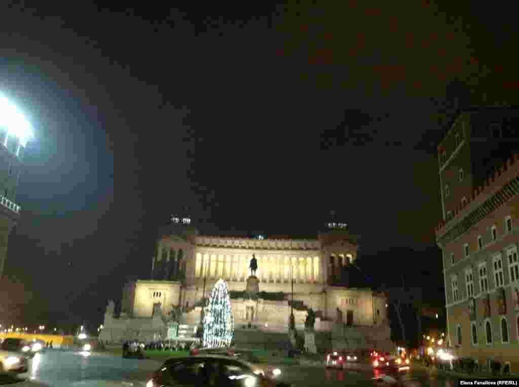 Елка на площади Венеции. Золотой темный свет