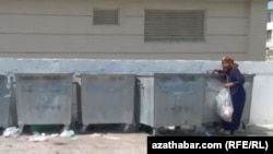 Zibil çeleklerini dörýän gartaşan zenan