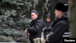 Ղրիմ -- Ռուս զինծառայողները շրջապատում են ուկրաինական սահմանապահ պահակակետը Բալակլավայում, Ղրիմ, 28-ը փետրվարի, 2014թ․