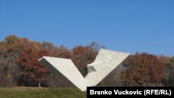 Spomenik streljanim đacima i profesorima u Spomen parku u Šumaricama