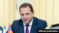 Պաշտպանության փոխնախարար Դավիթ Տոնոյանը մի հանդիպման ժամանակ, արխիվ