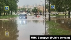 Затопленая вуліца ў Менску 5 чэрвеня 2025 году. Фота МНС Беларусі