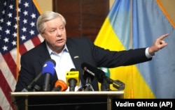 Американський сенатор-республіканець Ліндсі Грем під час брифінгу в Києві, 18 березня 2024 року