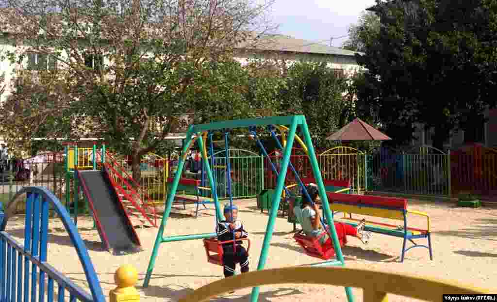 Быйыл Ош шаарында президенттин&nbsp;жана Ош шаардык мэриясынын көмөгү менен 21 балдар аянтчасы курулган. Анын бирөө ички мигранттар жашаган жатаканалардын короосунда курулду.