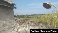 В этом дворе сегодня утром погиб 86-летний житель села. Фото гуманитарной мисси «Пролиска»