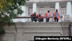 ЮНЕСКОнун коргоосуна алынган имараттын бузуу процесси. 11-сентябрь, 2020-жыл.
