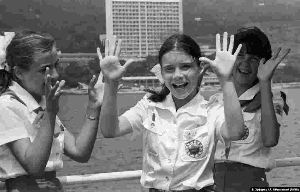 Письмо было написано в разгар холодной войны между США и СССР и во время нового витка гонки вооружений. Родители Саманты вспоминают, что в конце 1982 года журнал Time разместил портрет Андропова на обложке и посвятил ему несколько статей. Саманта прочла их вместе с матерью и спросила у нее: &quot;Если Андропова все так боятся, почему не напишут ему письмо и не спросят, собирается ли он начинать войну?&quot; На что родители сказали: &quot;Почему бы тебе самой ему не написать?&quot; &nbsp;