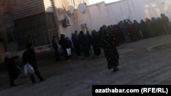 Թուրքմանստան - Հերթ Աշգաբատի խանութներից մեկի մուտքի դիմաց, մարտ, 2020թ.