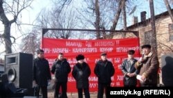 Митингчилердин алдына чыккан бийлик өкүлдөрү, Майлуу-Суу, 6-февраль.