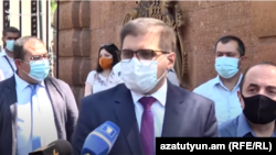 Независимый депутат Арман Бабаджанян беседует с журналистами, 7 июля 2020 г.