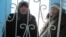 Родственницы заключенных возле тюрьмы в Актобе. 