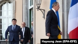 "Норманд төрттүгүнө" кирген мамлекеттердин тышкы иштер министрлери жыйынга кирип бараткан учур. Берлин. 11-июнь, 2018-жыл. 