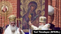 Патриарх Московский и всея Руси Кирилл во время благословения прихожан. Москва, май 2012 год.  