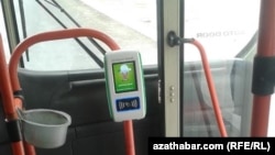 Новое устройство для оплаты проезда в автобусах, Ашхабад, 3 октября 2017. 