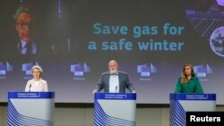 Ýewropa Komissiýasynyň prezidenti Ursula fon der Leýen, Ýewropa Komissiýasynyň wise-prezidenti Frans Timmermans we ÝB-niň energiýa syýasaty boýunça başlygy Kadri Simson 20-nji iýulda Brýusselde metbugat ýygnagyny geçirýärler.