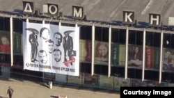 Плакат на фасаде Дома книги. Фотография из твиттера Алексея Венедиктова