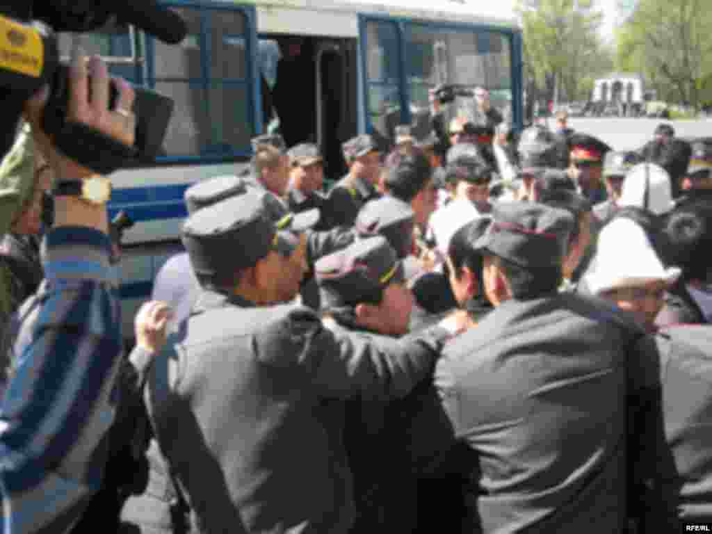 Январь айы шайлоонун жыйынтыгына нааразы болгон жаштар уюмдарынын нааразылык акциялары менен коштолду. - Young activists of  3 opposition parties (Atameken/Fatherland, Arnamys/Dignity, Jashyldar/Green parties) rallied in front of the Kyrgyz parliament building demanding not to lease or transfer any land strip to Kazakhstan to  deal with Kyrgyz-Kazakh border settlement. Police detained about 50 of them and brought them to Birinchi may district police's pretrial detention cells in Bishkek 