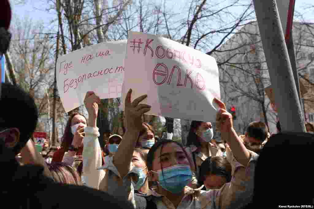 Собравшиеся скандировали &laquo;Позор!&raquo;, &laquo;Отставка!&raquo;, &laquo;Министр кетсин!&raquo; (&laquo;Министр, уходи!&raquo;), требуя отставки главы МВД Улана Ниязбекова, а также &laquo;Аялдарга соз!&raquo; (&laquo;Слово - женщине!&raquo;), &laquo;Ала качуу салт эмес!&raquo; (&laquo;Похищение девушек ‒ не традиция!&raquo;) и так далее.