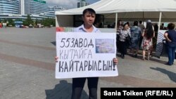 Asqar Qaiyrbek demonstrates against Chinese expansion in Nur-Sultan in August 2019.