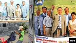 Предвыборный плакат политических партий. Астана, август 2007 года.  