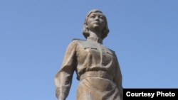 Памятник Алие Молдагуловой в городе Актобе. Автор фото - Анастасия Зюзина.  