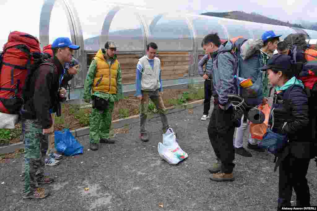 Участники экспедиции Beken Ata Expeditions: Sacred QyzEmshek собрались в нижней точке курорта &laquo;Ак-Булак&raquo; (в горах южнее города Талгар), приехав туда из Алматы на комфортабельном автобусе. Большинство участников &ndash; студенты Казахской академии туризма и спорта. С ними два преподавателя. Было несколько волонтеров. Экспедицию возглавили руководитель Фонда &laquo;Бекен Ата&raquo; Бекбол Нурмуханбетов (на фото в желтой жилетке), сын археолога Бекмуханбета Нурмуханбетова, и заместитель директора Государственного историко-культурного заповедника-музея &laquo;Иссык&raquo; Ермек Джасыбаев (справа от Бекбола). В пакете на земле &ndash; раздаточный материал для участников экспедиции.