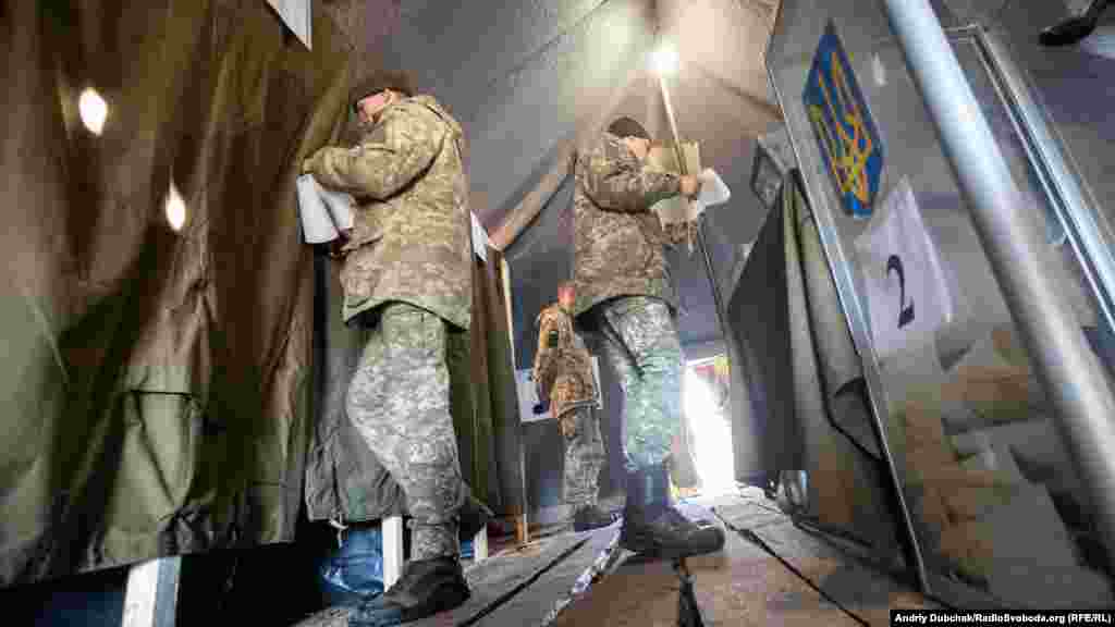 Кореспонденти Радіо Свобода зазначають, що голосування відбувалося з дотриманням усіх процедур