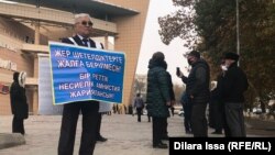 Zhambyl Zhunisbekov picketed in the center of Shymkent on November 11 accompanied by about a dozen of his supporters. 