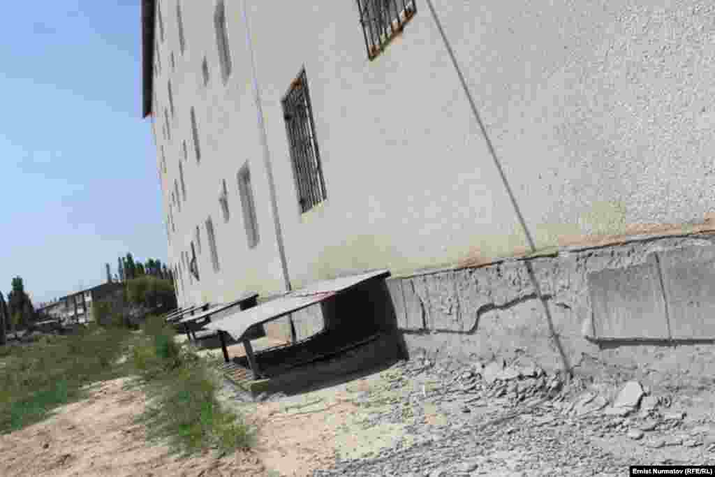 Kyrgyzstan -- Residents of newly built houses complaint on the quality of construction, Osh, 1August2012